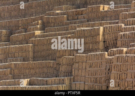 Huaca Pucllana, ist eine fast 2000-jährige Ton & Adobe trat Pyramide aus der Lima, Miraflores, Lima, Peru fotografiert im Sommer. Stockfoto