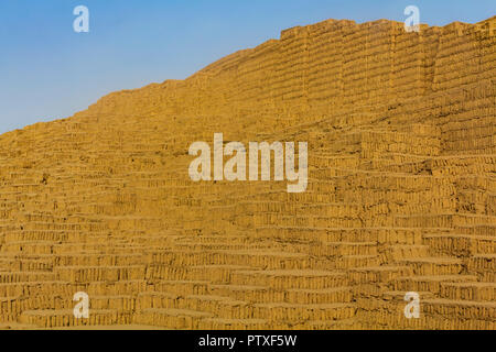 Huaca Pucllana, ist eine fast 2000-jährige Ton & Adobe trat Pyramide aus der Lima, Miraflores, Lima, Peru fotografiert im Sommer. Stockfoto