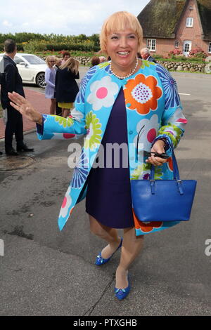 Guido Maria Kretschmer und Frank Mutters feiern ihre Hochzeit auf Sylt in der St. Severin Kirche in Keitum Guido Maria Kretschmer und Frank Mutters feiern Hochzeit auf Sylt in der St. Severin Kirche in Keitum Mit: Claudia Roth Wo: Sylt, Deutschland Wann: 08 Sep 2018 Credit: Starpress/WENN.com Stockfoto