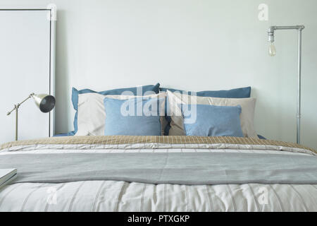 Minimal Style Schlafzimmer Einrichtung in Blau und Grau Farbschema Stockfoto