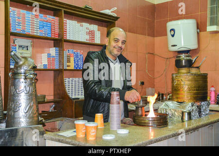 Barista, meinen Kaffee in Amman, Jordanien. Stockfoto