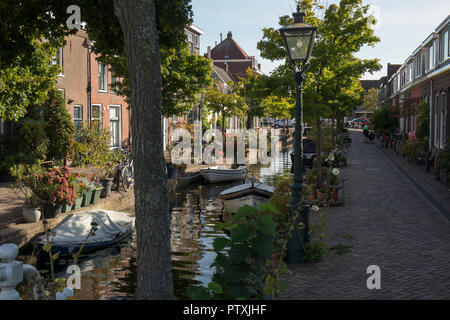 Leiden, Niederlande - 17. September 2018: Kijfgracht, Häuser an einem kleinen Kanal in der Mitte der Stadt am späten Nachmittag Stockfoto