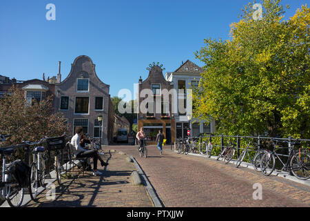 Utrecht, Niederlande - 27 September 2018: Brücke mit parkenden Fahrräder in die Oudegracht und historische Häuser Stockfoto