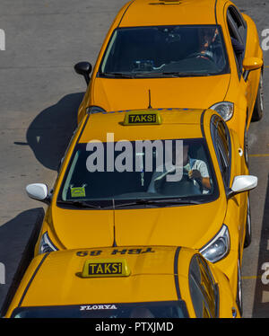 Istanbul, Türkei, September 2018: Eine Reihe von Taxis in einem Vorort von Istanbul, Ansicht von oben Stockfoto