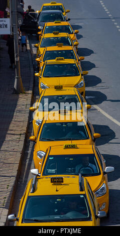 Istanbul, Türkei, September 2018: Eine Reihe von Taxis in einem Vorort von Istanbul, Ansicht von oben Stockfoto