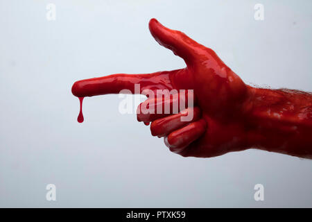 Blutige Hand gegen einen hellen Hintergrund. Halloween Horror Konzept Stockfoto