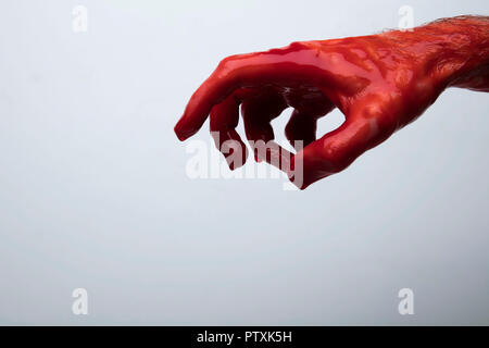 Blutige Hand gegen einen hellen Hintergrund. Halloween Horror Konzept Stockfoto