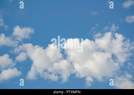 Wolken und Himmel Hintergründe - Jahreszeiten und Wetter Stockfoto
