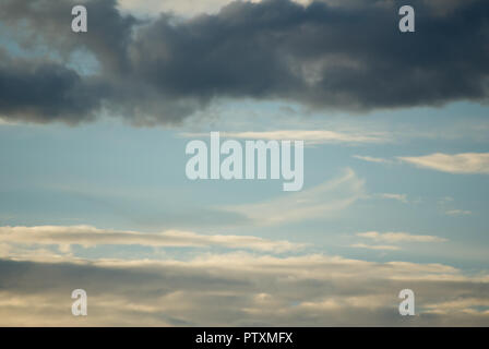 Wolken und Himmel Hintergründe - Jahreszeiten und Wetter Stockfoto