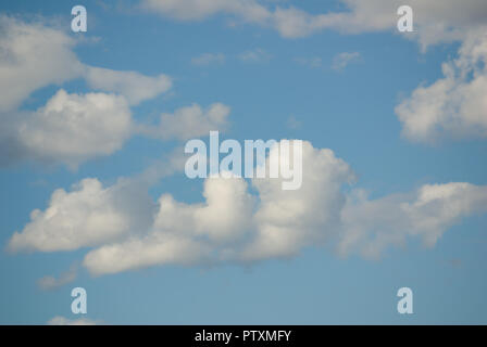Wolken und Himmel Hintergründe - Jahreszeiten und Wetter Stockfoto