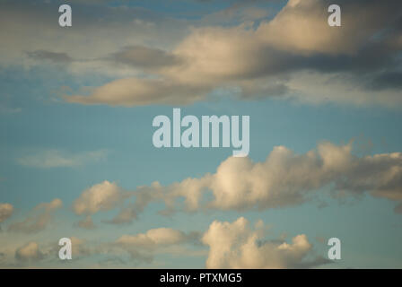 Wolken und Himmel Hintergründe - Jahreszeiten und Wetter Stockfoto