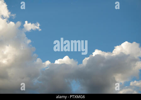 Wolken und Himmel Hintergründe - Jahreszeiten und Wetter Stockfoto