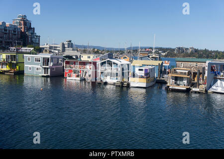VICTORIA, Kanada - 26. SEPTEMBER 2018: Bunte schwimmende Häuser an der Fisherman's Wharf in Victoria, Kanada Stockfoto
