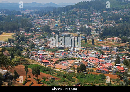 Luftaufnahme der Stadt Udagamandalam in Tamil Nadu, Indien. Auch als Ooty genannt, es ist ein führendes Zentrum der Tee wächst in der Region Stockfoto