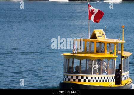 VICTORIA, Kanada - 26. SEPTEMBER 2018: Ein gelbes Wasser Taxi Boot im Victoria Harbour Stockfoto