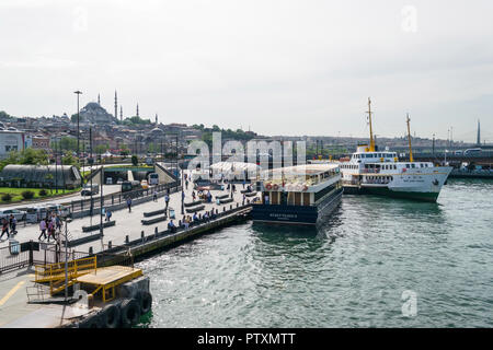 Schiffe und Fähren am Eminonu Port mit dem Goldenen Horn im Hintergrund, Istanbul, Türkei Stockfoto