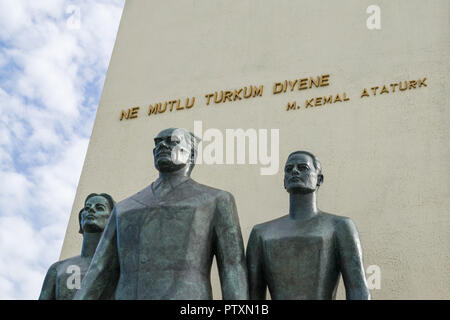 Statue von Mustafa Kemal Atatürk mit Aufschrift "NE MUTLU TÜRKÜM DİYENE" in Üsküdar, Istanbul, Türkei Stockfoto