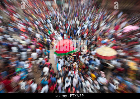 Gai Jatra (Kuh Festival) Feier in Bhaktapur, Nepal. Das Festival wird jedes Jahr gefeiert im Gedächtnis der verstorbenen Familienmitglieder. Stockfoto