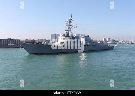 USS Farragut, ein Lenkwaffen-zerstörer, Abfahrt Portsmouth, UK, 10. Oktober 2018 den Flugzeugträger USS Harry S Truman auf NATO-Übungen zu verbinden Stockfoto