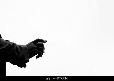 Arm mit weißem Hintergrund Punkte in einer Richtung Stockfoto