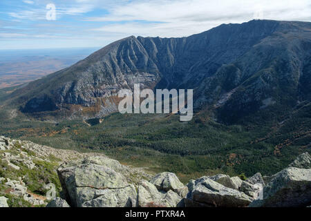 Eine Ansicht der Baxter Peak und die Messerkante, Mount Katahdin, Maine, von Hamlin Peak Stockfoto