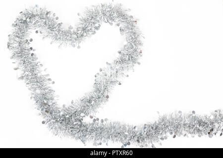 Weihnachten silber grau Girlande Dekoration Foto wie ein Herz für Liebe emtion auf weißem Hintergrund. Stockfoto