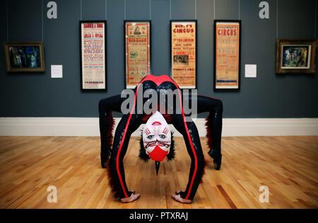 Alanna Baker 'Black Spider' aus der aktuellen Cirque du Soleil Show OVO bei einem Besuch der National Gallery of Ireland, um die Ausstellung Circus250: Art of the Show der Galerie zu sehen. Stockfoto