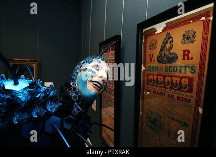 Jan Dutler 'The Foreigner' von der aktuellen Cirque du Soleil Show OVO bei einem Besuch der National Gallery of Ireland, um die Gallerys-Ausstellung Circus250: Art of the Show zu sehen. Stockfoto