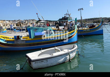 Hell gestrichene traditionellen maltesischen Fischerboote im Hafen von Marsaxlokk, Malta Stockfoto