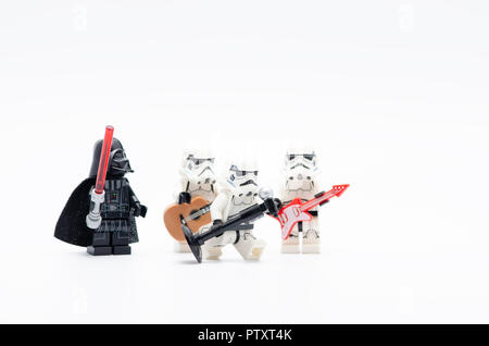 Lego Darth Vader ansehen Sturmtruppen mic halten mit einer von ihnen im Besitz einer Gitarre. Stockfoto