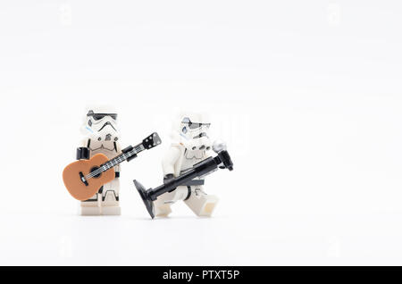 Lego Sturmtruppen mic halten mit einer von ihnen im Besitz einer Gitarre. Stockfoto