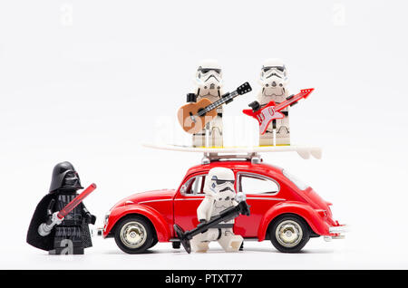 Lego Darth Vader ansehen Sturmtruppen Gesang und zwei von ihnen spielen Gitarre auf dem Dach. Stockfoto