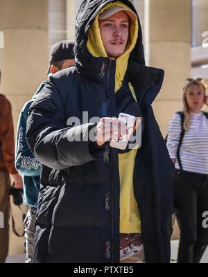 PARIS, Frankreich, 26. September 2018: Männer auf der Straße während der Pariser Modewoche. Stockfoto