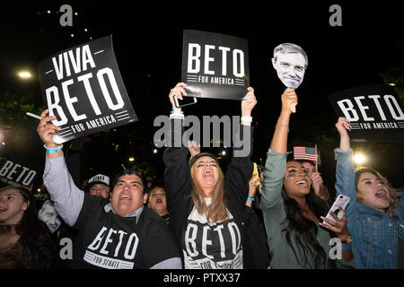 Aufgeregt Unterstützer halten bis 'Viva Beto' Zeichen als ehemalige Kongressabgeordnete Beto O'Rourke von El Paso, TX aus seinem Präsidentschaftswahlkampf Kicks in einer späten Nacht Kundgebung vor dem Kapitol. Stockfoto