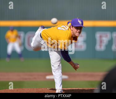 Mississippi, USA. 30 Mär, 2019. LSU Krug, Eric Walker (10), in der Tätigkeit während der NCAA Baseball Spiel zwischen der LSU Tiger und der Mississippi State Bulldogs an Dudy edle Feld in Starkville, MS. LSU besiegte Mississippi Zustand, 11-2. Kevin Langley/Sport Süd Media/CSM/Alamy leben Nachrichten Stockfoto