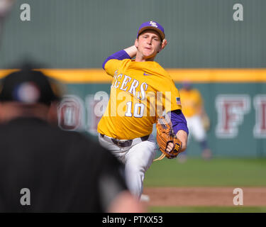 Mississippi, USA. 30 Mär, 2019. LSU Krug, Eric Walker (10), in der Tätigkeit während der NCAA Baseball Spiel zwischen der LSU Tiger und der Mississippi State Bulldogs an Dudy edle Feld in Starkville, MS. LSU besiegte Mississippi Zustand, 11-2. Kevin Langley/Sport Süd Media/CSM/Alamy leben Nachrichten Stockfoto