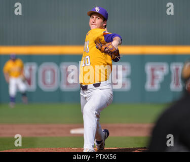 Mississippi, USA. 30 Mär, 2019. LSU Krug, Eric Walker (10), in der Tätigkeit während der NCAA Baseball Spiel zwischen der LSU Tiger und der Mississippi State Bulldogs an Dudy edle Feld in Starkville, MS. LSU besiegte Mississippi Zustand, 11-2. Kevin Langley/Sport Süd Media/CSM/Alamy leben Nachrichten Stockfoto