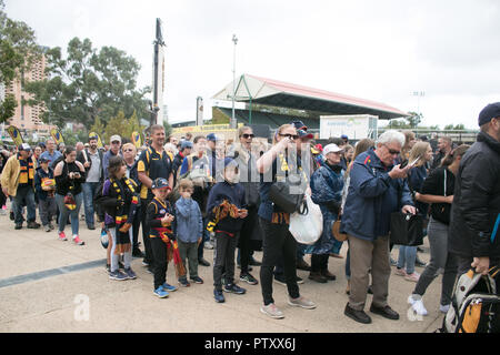 Adelaide Australien zum 31. März 2019. Fans kommen an der Adelaide Oval für die 2019 Frauen des AFL Grand Final zwischen Adelaide Crows und Carlton Football Club. Die AFLW ist ein Australian Football Liga für weibliche Spieler mit der ersten Saison der Liga im Februar 2017 Credit begann: Amer ghazzal/Alamy leben Nachrichten Stockfoto