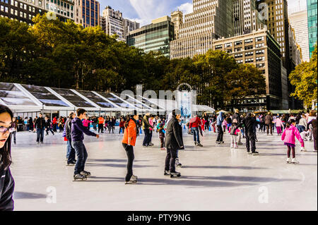 Schlittschuhläufer Bryant Park Manhattan New York, New York, USA Stockfoto