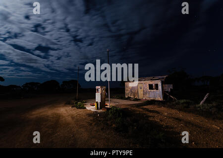 Alte Benzin bowser am historischen Koonalda Gehöft auf einem moonlight Nacht. Alte Eyre Highway, Nullarbor National Park South Australia Stockfoto