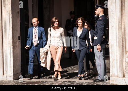 Rom, Italien. 10 Okt, 2018. Die Führer der Forza Italia Group der Abgeordnetenkammer und Senat der Republik, Maria Stella GELMINI und Anna Maria Bernini, Erklärungen der Presse nach ihrem Treffen mit Premier Giuseppe Conte Credit: Andrea Ronchini/Pacific Press/Alamy leben Nachrichten Stockfoto