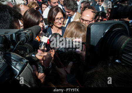 Rom, Italien. 10 Okt, 2018. Die Führer der Forza Italia Group der Abgeordnetenkammer und Senat der Republik, Maria Stella GELMINI und Anna Maria Bernini, Erklärungen der Presse nach ihrem Treffen mit Premier Giuseppe Conte Credit: Andrea Ronchini/Pacific Press/Alamy leben Nachrichten Stockfoto