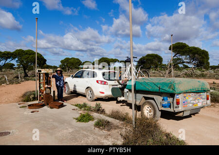 Auto und Camper trailer nächste Benzin bowser am historischen Koonalda Homestead, Alte Eyre Highway, Nullarbor National Park South Australia zu Stillgelegten Stockfoto