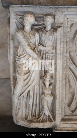 Römischer Sarkophag. Strigilated Ornamentik. Eros und Pyche, und Porträts von Frauen an der Ecke. 3. C. AD. Detail. Stockfoto