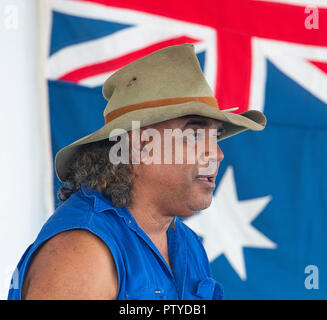 Portrait von David Hudson, ein Aboriginal Mann, stehend vor der australischen Flagge im Australischen Lager Backofen Festival 2018, Millmerran Stockfoto