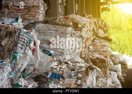 Müll für die weitere Verarbeitung, Sortierung und Aufbereitung von Abfall und die Sonne Stockfoto