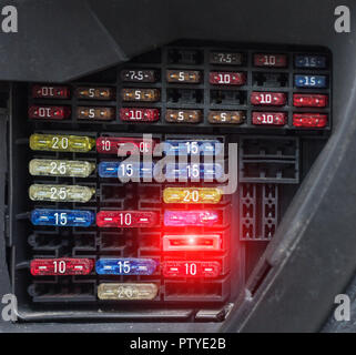 Eine Kfz-Sicherungsbox und eine Testleuchte Stockfotografie - Alamy