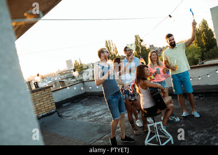 Gruppe von glücklich, Freunde, Party auf dem Dach Stockfoto