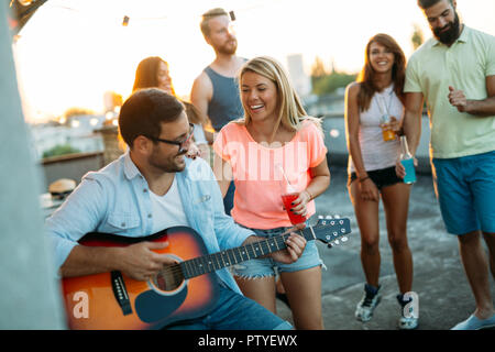 Gruppe von glücklich, Freunde, Party auf dem Dach Stockfoto