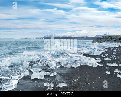 Diamond Beach, South Island, wo Eis von Gletschersee Jökulsárlón Gletscherlagune auf der vulkanischen schwarzen Sand abgelagert wird. Stockfoto